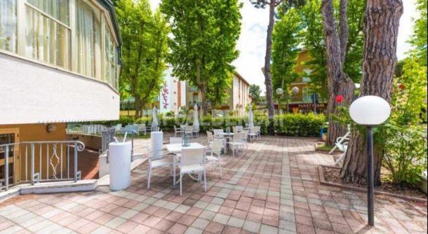 Hotel Arianna Pinarella Exterior foto
